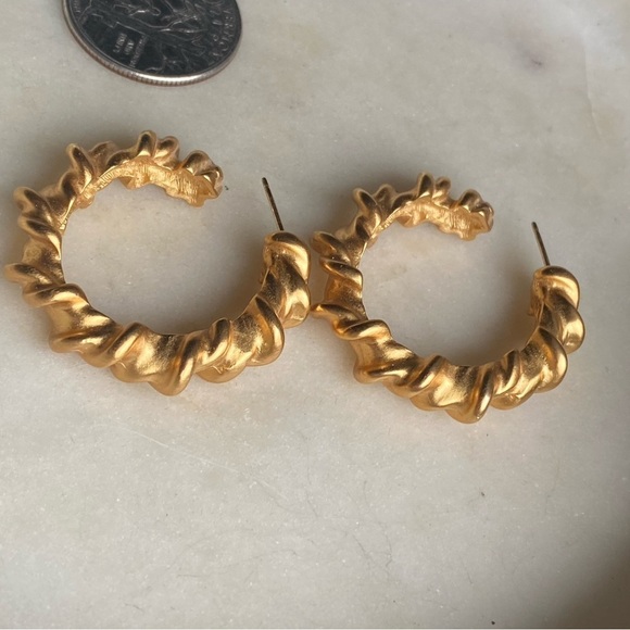 STUNNING vintage Anne Klein gold tone earrings - Picture 2 of 7